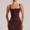 Tula Mid-Rise Bodycon Ultra Minirock mit Schlitz in Schokoladenbraun Tula Mid-Rise Bodycon Ultra Minirock mit Schlitz in Schokoladenbraun