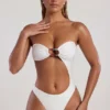 Tulum Bandeau-Badeanzug mit Cut-outs und Perlenverzierung in Elfenbein Tulum Bandeau-Badeanzug mit Cut-outs und Perlenverzierung in Elfenbein