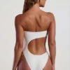 Tulum Bandeau-Badeanzug mit Cut-outs und Perlenverzierung in Elfenbein Tulum Bandeau-Badeanzug mit Cut-outs und Perlenverzierung in Elfenbein