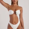 Tulum Bandeau-Badeanzug mit Cut-outs und Perlenverzierung in Elfenbein Tulum Bandeau-Badeanzug mit Cut-outs und Perlenverzierung in Elfenbein