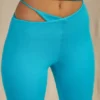 Valerie Petite Cut-Out-Hose mit ausgestelltem Bein in Aqua
