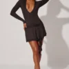 Vallen Minikleid mit tiefem Ausschnitt und langen Ärmeln in Schwarz Vallen Minikleid mit tiefem Ausschnitt und langen Ärmeln in Schwarz