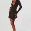 Vallen Minikleid mit tiefem Ausschnitt und langen Ärmeln in Schwarz Vallen Minikleid mit tiefem Ausschnitt und langen Ärmeln in Schwarz
