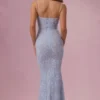 Valora Maxikleid mit verziertem V-Ausschnitt in Puderblau Valora Maxikleid mit verziertem V-Ausschnitt in Puderblau