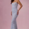 Valora Maxikleid mit verziertem V-Ausschnitt in Puderblau Valora Maxikleid mit verziertem V-Ausschnitt in Puderblau