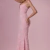 Valora Maxikleid mit Verzierungen und quadratischem Ausschnitt in Blush Pink Valora Maxikleid mit Verzierungen und quadratischem Ausschnitt in Blush Pink