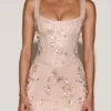 Vasanta – Weiches Korsettkleid mit Applikationen und U-Ausschnitt in Gold Vasanta – Weiches Korsettkleid mit Applikationen und U-Ausschnitt in Gold