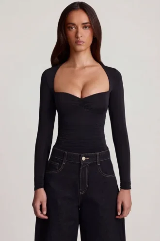 Vayla Soft Jersey Sweetheart Ruched Langarm-Oberteil in Schwarz