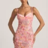 Velena verziertes, figurbetontes Minikleid in Rosa Velena verziertes, figurbetontes Minikleid in Rosa