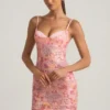 Velena verziertes, figurbetontes Minikleid in Rosa Velena verziertes, figurbetontes Minikleid in Rosa