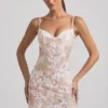 Velena verziertes, figurbetontes Minikleid mit Träger in Elfenbein Velena verziertes, figurbetontes Minikleid mit Träger in Elfenbein