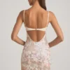 Velena verziertes, figurbetontes Minikleid mit Träger in Elfenbein Velena verziertes, figurbetontes Minikleid mit Träger in Elfenbein