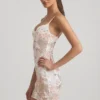 Velena verziertes, figurbetontes Minikleid mit Träger in Elfenbein Velena verziertes, figurbetontes Minikleid mit Träger in Elfenbein