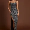 Velia-Kleid mit Peekaboo-Ausschnitt und Cowl-Kragen in Silber-Schlangenmuster Velia-Kleid mit Peekaboo-Ausschnitt und Cowl-Kragen in Silber-Schlangenmuster