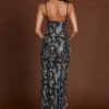 Velia-Kleid mit Peekaboo-Ausschnitt und Cowl-Kragen in Silber-Schlangenmuster Velia-Kleid mit Peekaboo-Ausschnitt und Cowl-Kragen in Silber-Schlangenmuster