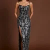 Velia-Kleid mit Peekaboo-Ausschnitt und Cowl-Kragen in Silber-Schlangenmuster Velia-Kleid mit Peekaboo-Ausschnitt und Cowl-Kragen in Silber-Schlangenmuster