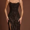 Velia – Verziertes Peekaboo-Kleid mit Wasserfallausschnitt in braunem Schlangenmuster Velia – Verziertes Peekaboo-Kleid mit Wasserfallausschnitt in braunem Schlangenmuster