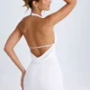 Vella Minikleid mit Cowl-Back-Ausschnitt und Neckholder in Weiß Vella Minikleid mit Cowl-Back-Ausschnitt und Neckholder in Weiß