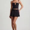 Velora Minirock mit Gürtel und niedriger Leibhöhe in Schwarz Velora Minirock mit Gürtel und niedriger Leibhöhe in Schwarz