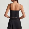 Velora Minirock mit Gürtel und niedriger Leibhöhe in Schwarz Velora Minirock mit Gürtel und niedriger Leibhöhe in Schwarz