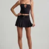 Velora Minirock mit Gürtel und niedriger Leibhöhe in Schwarz Velora Minirock mit Gürtel und niedriger Leibhöhe in Schwarz
