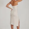 Verbier Midi-Kleid mit Bandeau-Ausschnitt und Wasserfallkragen in Elfenbein Verbier Midi-Kleid mit Bandeau-Ausschnitt und Wasserfallkragen in Elfenbein
