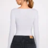 Verity Gerippter Modal-Bodys mit langen Ärmeln und tiefem Ausschnitt in Grau Verity Gerippter Modal-Bodys mit langen Ärmeln und tiefem Ausschnitt in Grau