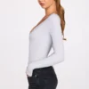 Verity Gerippter Modal-Bodys mit langen Ärmeln und tiefem Ausschnitt in Grau Verity Gerippter Modal-Bodys mit langen Ärmeln und tiefem Ausschnitt in Grau