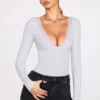 Verity Gerippter Modal-Bodys mit langen Ärmeln und tiefem Ausschnitt in Grau Verity Gerippter Modal-Bodys mit langen Ärmeln und tiefem Ausschnitt in Grau