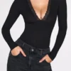 Verity gerippter Modal-Bodys mit langen Ärmeln und tiefem Ausschnitt in Schwarz Verity gerippter Modal-Bodys mit langen Ärmeln und tiefem Ausschnitt in Schwarz