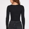 Verity gerippter Modal-Bodys mit langen Ärmeln und tiefem Ausschnitt in Schwarz Verity gerippter Modal-Bodys mit langen Ärmeln und tiefem Ausschnitt in Schwarz