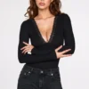 Verity gerippter Modal-Bodys mit langen Ärmeln und tiefem Ausschnitt in Schwarz Verity gerippter Modal-Bodys mit langen Ärmeln und tiefem Ausschnitt in Schwarz