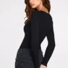 Verity gerippter Modal-Bodys mit langen Ärmeln und tiefem Ausschnitt in Schwarz Verity gerippter Modal-Bodys mit langen Ärmeln und tiefem Ausschnitt in Schwarz