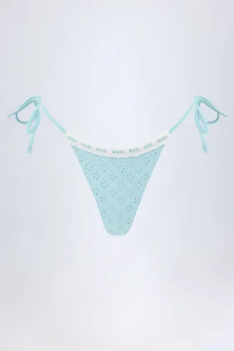 Vernazza Bikinihosen mit seitlichen Bändern aus Broderie Anglaise in Puderblau Vernazza Bikinihosen mit seitlichen Bändern aus Broderie Anglaise in Puderblau