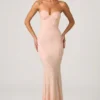 Vesna – Verziertes Fishtail-Kleid mit Herzausschnitt in Altrosa Vesna – Verziertes Fishtail-Kleid mit Herzausschnitt in Altrosa