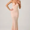Vesna – Verziertes Fishtail-Kleid mit Herzausschnitt in Altrosa Vesna – Verziertes Fishtail-Kleid mit Herzausschnitt in Altrosa