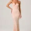 Vesna – Verziertes Fishtail-Kleid mit Herzausschnitt in Altrosa Vesna – Verziertes Fishtail-Kleid mit Herzausschnitt in Altrosa