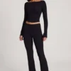 Vevina Modal-Hose mit mittlerer Leibhöhe und ausgestelltem Bein in Schwarz Vevina Modal-Hose mit mittlerer Leibhöhe und ausgestelltem Bein in Schwarz