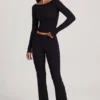 Vevina Modal-Hose mit mittlerer Leibhöhe und ausgestelltem Bein in Schwarz Vevina Modal-Hose mit mittlerer Leibhöhe und ausgestelltem Bein in Schwarz