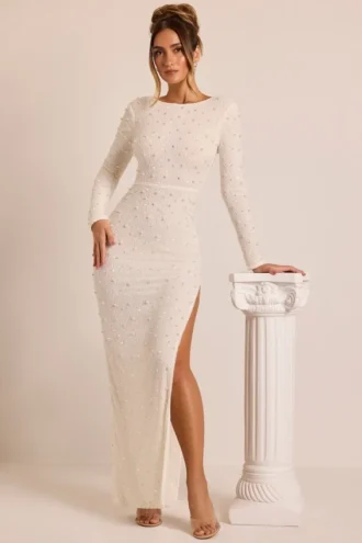 Vienna – Verziertes, rückenfreies Maxikleid mit langen Ärmeln in Weiß