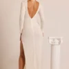 Vienna – Verziertes, rückenfreies Maxikleid mit langen Ärmeln in Weiß Vienna – Verziertes, rückenfreies Maxikleid mit langen Ärmeln in Weiß