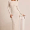 Vienna – Verziertes, rückenfreies Maxikleid mit langen Ärmeln in Weiß Vienna – Verziertes, rückenfreies Maxikleid mit langen Ärmeln in Weiß