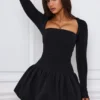 Viola Langarm-Minikleid mit ausgestellter Säume in Schwarz Viola Langarm-Minikleid mit ausgestellter Säume in Schwarz