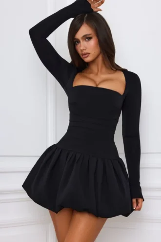 Viola Langarm-Minikleid mit ausgestellter Säume in Schwarz