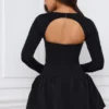 Viola Langarm-Minikleid mit ausgestellter Säume in Schwarz Viola Langarm-Minikleid mit ausgestellter Säume in Schwarz