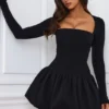 Viola Langarm-Minikleid mit ausgestellter Säume in Schwarz Viola Langarm-Minikleid mit ausgestellter Säume in Schwarz