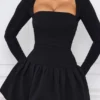 Viola Langarm-Minikleid mit ausgestellter Säume in Schwarz Viola Langarm-Minikleid mit ausgestellter Säume in Schwarz