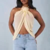 Virelle Neckholder-Oberteil mit offenem Vorderteil in Butter Yellow Virelle Neckholder-Oberteil mit offenem Vorderteil in Butter Yellow