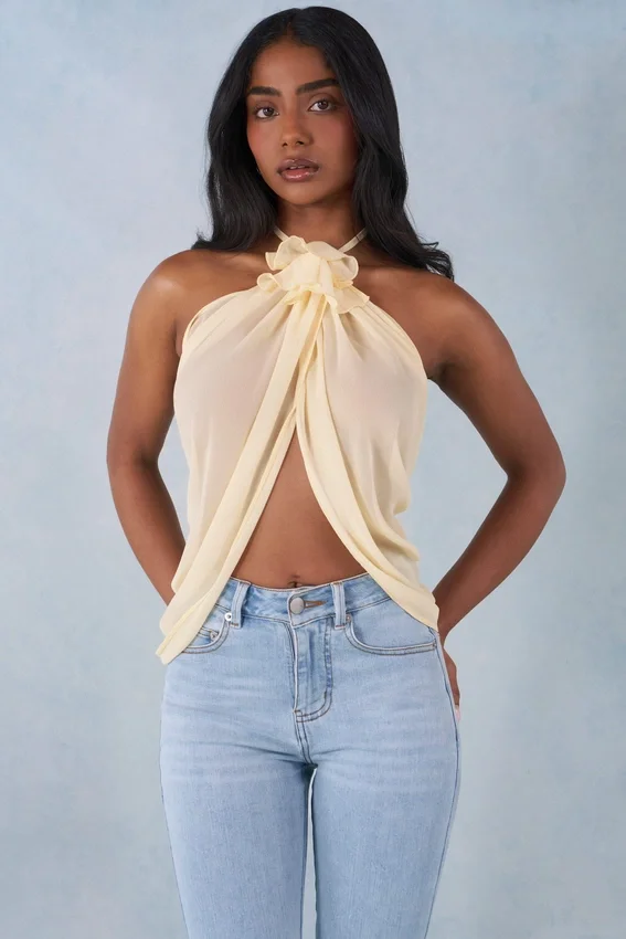 Virelle Neckholder-Oberteil mit offenem Vorderteil in Butter Yellow Virelle Neckholder-Oberteil mit offenem Vorderteil in Butter Yellow