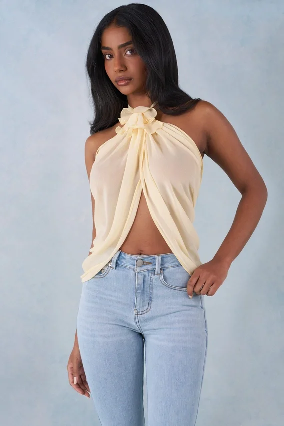 Virelle Neckholder-Oberteil mit offenem Vorderteil in Butter Yellow Virelle Neckholder-Oberteil mit offenem Vorderteil in Butter Yellow